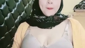 Mamih Ratu Jilbab Akhirnya Pamer Susu Gede